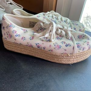 New never worn Torrid size 12 platform shoe with laces